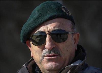 چاووش اوغلو در یونیفرمی نظامی به مناسبت عملیات ترکیه در شمال سوریه
