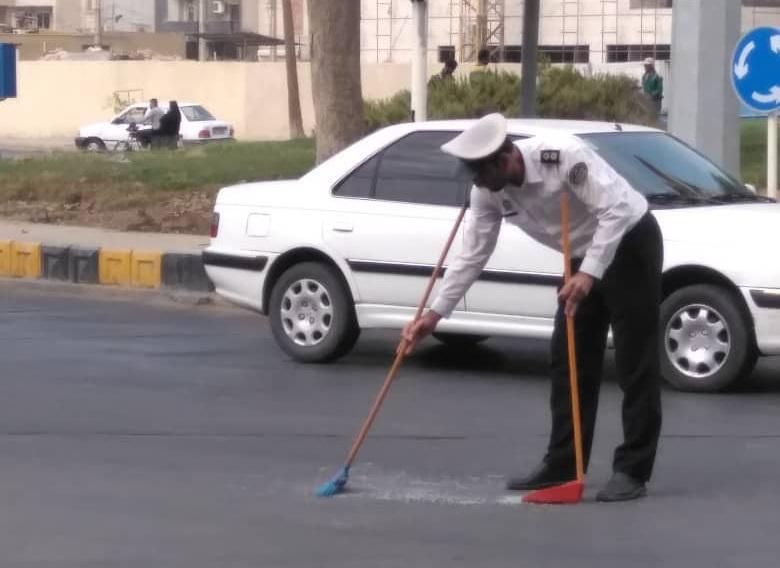 وقتی پلیس بوشهر آثار تصادف را جارو می کند وقتی پلیس بوشهر آثار تصادف را جارو می کند