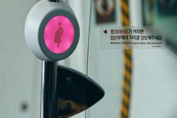چراغ های صورتی مترو مخصوص زنان حامله در کره جنوبی