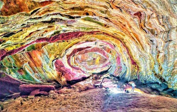 غار رنگین کمان هرمز Rainbow Cave